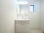 【洗面所】朝シャンにも便利なハンドシャワー付の洗面化粧台三面鏡！身支度が済ませられるゆとりの洗面室！