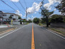 【前面道路含む現地写真】前面道路は広々しており、駐車も安心！