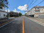 【前面道路含む現地写真】前面道路は広々しており、駐車も安心！