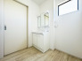 【洗面所】朝シャンにも便利なハンドシャワー付の洗面化粧台三面鏡！