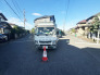 【前面道路含む現地写真】前面道路は広々しており、駐車も安心！